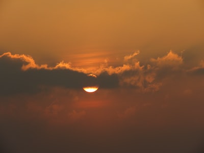 日落时被云遮住的太阳